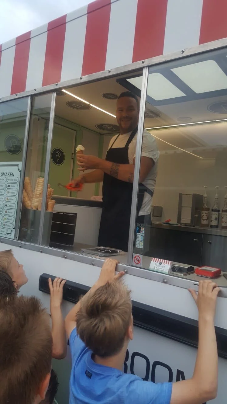 Nino deelt ijs uit